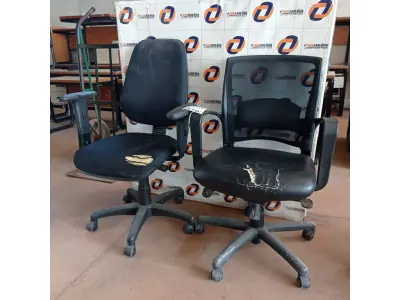LOTE 470 - 02 CADEIRAS DE ESCRITÓRIO COM BASE GIRATÓRIA. (NO ESTADO, LEILÃO NÃO TEM GARANTIA E NEM DEVOLUÇÃO, SUJEITO A POSSÍVEIS AVARIAS VISÍVEIS/OCULTAS E/OU AUSÊNCIA DE COMPONENTES).