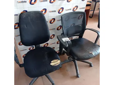 LOTE 470 - 02 CADEIRAS DE ESCRITÓRIO COM BASE GIRATÓRIA. (NO ESTADO, LEILÃO NÃO TEM GARANTIA E NEM DEVOLUÇÃO, SUJEITO A POSSÍVEIS AVARIAS VISÍVEIS/OCULTAS E/OU AUSÊNCIA DE COMPONENTES).
