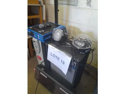 LOTE 327 - MOSTRADOR DE SENHA + SUPORTE COM DISPENSADOR DE SENHAS + CAIXA DE SOM AMPLIFICADA + MICROFONE COM FIO CSR + MICROFONE S/FIO KARSECT + AQUECEDOR DE AR + REFLETOR DE TEATRO + ESTROBOSCOPIO.  (UNIDADE: B-084 - PASSO FUNDO/RS  - LOCAL DE RETIRADA: AVENIDA PERIMETRAL DEPUTADO GUARACY MARINHO, 600 BAIRRO: SÃO MIGUEL -  PASSO FUNDO/RS – CEP: 99.030-440)