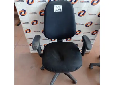 LOTE 469 - 01 CADEIRA DE ESCRITÓRIO COM BASE GIRATÓRIA. (NO ESTADO, LEILÃO NÃO TEM GARANTIA E NEM DEVOLUÇÃO, SUJEITO A POSSÍVEIS AVARIAS VISÍVEIS/OCULTAS E/OU AUSÊNCIA DE COMPONENTES).