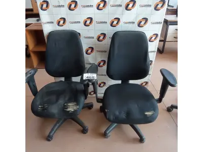 LOTE 465 - 02 CADEIRAS DE ESCRITÓRIO COM BASE GIRATÓRIA. (NO ESTADO, LEILÃO NÃO TEM GARANTIA E NEM DEVOLUÇÃO, SUJEITO A POSSÍVEIS AVARIAS VISÍVEIS/OCULTAS E/OU AUSÊNCIA DE COMPONENTES).