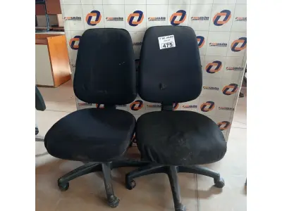 LOTE 475 - 02 CADEIRAS DE ESCRITÓRIO COM BASE GIRATÓRIA. (NO ESTADO, LEILÃO NÃO TEM GARANTIA E NEM DEVOLUÇÃO, SUJEITO A POSSÍVEIS AVARIAS VISÍVEIS/OCULTAS E/OU AUSÊNCIA DE COMPONENTES).