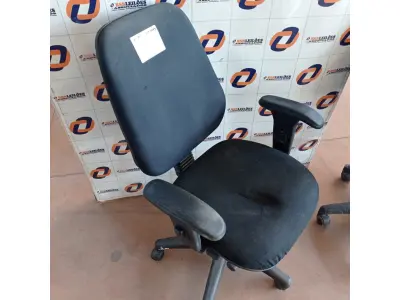LOTE 469 - 01 CADEIRA DE ESCRITÓRIO COM BASE GIRATÓRIA. (NO ESTADO, LEILÃO NÃO TEM GARANTIA E NEM DEVOLUÇÃO, SUJEITO A POSSÍVEIS AVARIAS VISÍVEIS/OCULTAS E/OU AUSÊNCIA DE COMPONENTES).