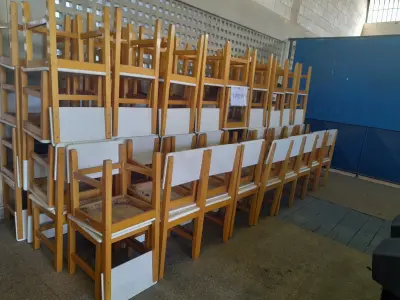 LOTE 316 - 60 CADEIRAS DE MADEIRA  (UNIDADE: B-084 - PASSO FUNDO/RS  - LOCAL DE RETIRADA: AVENIDA PERIMETRAL DEPUTADO GUARACY MARINHO, 600 BAIRRO: SÃO MIGUEL -  PASSO FUNDO/RS – CEP: 99.030-440)