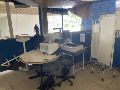 LOTE 598 -  MESA PARA COMPUTADOR + MESA C/ 3 GAVETAS + 4 MESAS REDONDA PARA REUNIÃO + 2 MOCHOS MECANICOS + NEGATOSCOPIO + MESA CLÍNICA + MICROSYSTEM + ARMARIO PARA CHAVES + SUBWOFFER 2.1 10W RMS + TELEVISOR LCD 32 + APARELHO PARA PROFILAXIA + AUTOCLAVE AHMC-5 + CONEXAO DE MESA + BLU RAY + BALANCA DIGITAL + MINI-INCUBADORA + SWITCH 8 PORTAS + 2 CORTINAS FISIOTERAPIA + MÁQUINA DE ESCREVER ELÉTRICA + ESTERILIZAÇÃO DE AR + BALANÇA ANTROPOMÉTRICA + CADEIRA DE MASSAGEM + MICROONDAS. (UNIDADE: B-028 - JOÃO PESSOA/PB - LOCAL DE RETIRADA: RUA CORONEL JOÃO COSTA E SILVA, Nº 201, ERNANI SÁTIRO - JOÃO PESSOA/PB – CEP: 58.080-410)