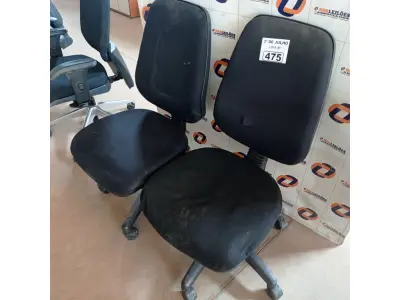 LOTE 475 - 02 CADEIRAS DE ESCRITÓRIO COM BASE GIRATÓRIA. (NO ESTADO, LEILÃO NÃO TEM GARANTIA E NEM DEVOLUÇÃO, SUJEITO A POSSÍVEIS AVARIAS VISÍVEIS/OCULTAS E/OU AUSÊNCIA DE COMPONENTES).
