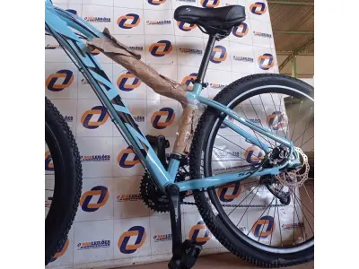 LOTE 200 - 01 BICICLETA ARO 29, COR AZUL CLARO COM PRETO, NANO 24V SKY TRAZ 24 MARCHAS COM SISTEMA CASSETE MICROSHIFT E FREIOS HIDRÁULICOS. QUADRO SKY EM ALUMÍNIO 6061 NANO; SUSPENSÃO HEILAND AHEADSET 100MM;ALAVANCA MICROSHIFT  3 X 8 VELOCIDADES; PEDIVELA SHIFT TECH 42/32/22; MOVIMENTO CENTRAL ROLAMENTADO; CÂMBIO DIANTEIRO MICROSHIFT 3V  7/8 X 3V 42/32/22 ;CAMBIO TRASEIRO MICROSHIFT 8V COM CAGE LONGO RDM26L;CASSETE MICROSHIFT 8 VELOCIDADES COM RELAÇÃO 11-34 DENTES; CORRENTE YBN INDEX 1/2 X 3/32 116L; CUBOS SHIFT TECH CASSETTE COM BLOCAGENS 36 FUROS; DISCOS 160MM;FREIO A DISCO ALHONGA LANCER PAVOLUTION; GUIDÃO HEILAND EM ALUMÍNIO 31.8MM; SUPORTE DE GUIDÃO HEILAND ALUMÍNIO 31.8MM; PNEUS SWALLOW 29 X 2.10; SELIM SKY MTB; CANOTE DE SELIM HEILAND 27.2MM; AROS DUPLOS WLK 29 36 FUROS; PEDAL PLATAFORMA HEILAND NYLON.(NOVA) (NO ESTADO)