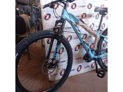 LOTE 200 - 01 BICICLETA ARO 29, COR AZUL CLARO COM PRETO, NANO 24V SKY TRAZ 24 MARCHAS COM SISTEMA CASSETE MICROSHIFT E FREIOS HIDRÁULICOS. QUADRO SKY EM ALUMÍNIO 6061 NANO; SUSPENSÃO HEILAND AHEADSET 100MM;ALAVANCA MICROSHIFT  3 X 8 VELOCIDADES; PEDIVELA SHIFT TECH 42/32/22; MOVIMENTO CENTRAL ROLAMENTADO; CÂMBIO DIANTEIRO MICROSHIFT 3V  7/8 X 3V 42/32/22 ;CAMBIO TRASEIRO MICROSHIFT 8V COM CAGE LONGO RDM26L;CASSETE MICROSHIFT 8 VELOCIDADES COM RELAÇÃO 11-34 DENTES; CORRENTE YBN INDEX 1/2 X 3/32 116L; CUBOS SHIFT TECH CASSETTE COM BLOCAGENS 36 FUROS; DISCOS 160MM;FREIO A DISCO ALHONGA LANCER PAVOLUTION; GUIDÃO HEILAND EM ALUMÍNIO 31.8MM; SUPORTE DE GUIDÃO HEILAND ALUMÍNIO 31.8MM; PNEUS SWALLOW 29 X 2.10; SELIM SKY MTB; CANOTE DE SELIM HEILAND 27.2MM; AROS DUPLOS WLK 29 36 FUROS; PEDAL PLATAFORMA HEILAND NYLON.(NOVA) (NO ESTADO)