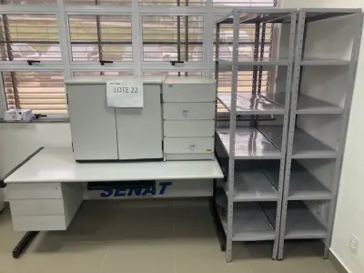 LOTE 644 - GAVETEIRO VOLANTE + ESTANTE + ARMARIO BAIXO 2 PORTAS + MESA ESCRITÓRIO + ESTANTE CINZAI. (UNIDADE: DN 164 - SANTO ANTÔNIO DA PLATINA/PR - LOCAL DE RETIRADA: RODOVIA BR-153 - KM 41, Nº 970 –  SANTO ANTÔNIO DA PLATINA/PR - CEP: 86.430-000)