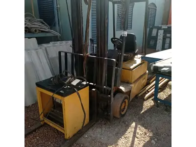 LOTE 653 - 01 EMPILHADEIRA ELÉTRICA. (NO ESTADO, LEILÃO NÃO TEM GARANTIA E NEM DEVOLUÇÃO, SUJEITO A POSSÍVEIS AVARIAS VISÍVEIS/OCULTAS E/OU AUSÊNCIA DE COMPONENTES).