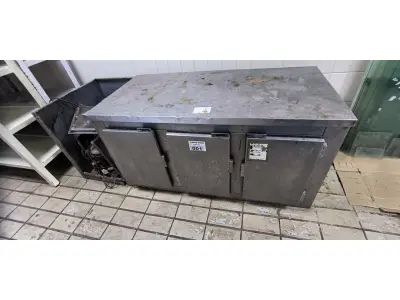 LOTE 001 - 01 BALCÃO REFRIGERADO 3 PORTAS, 01 BALCÃO REFRIGERADO 4 PORTAS C/ PISTA FRIA, ESTRUTURA DE VIDROS P/ SALADAS 01 CORRIMÃO DE INOX, (NO ESTADO, NÃO SABEMOS SE FUNCIONA. LEILÃO NÃO TEM GARANTIA E NEM DEVOLUÇÃO).