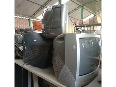 LOTE 252 - 03 TV’S DE TUBO MARCAS E MODELOS DIVERSOS. (NO ESTADO, LEILÃO NÃO TEM GARANTIA E NEM DEVOLUÇÃO, SUJEITO A POSSÍVEIS AVARIAS VISÍVEIS/OCULTAS E/OU AUSÊNCIA DE COMPONENTES).