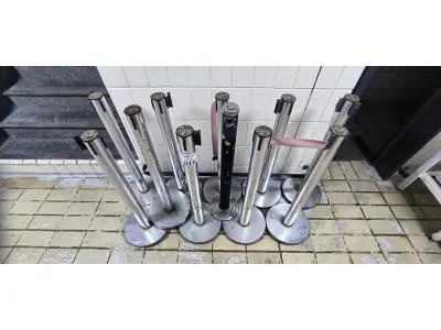 LOTE 012 - 09 SEPARADORES DE FILA E 01 CINZEIRO DE PÉ. (NO ESTADO, NÃO SABEMOS SE FUNCIONA. LEILÃO NÃO TEM GARANTIA E NEM DEVOLUÇÃO).