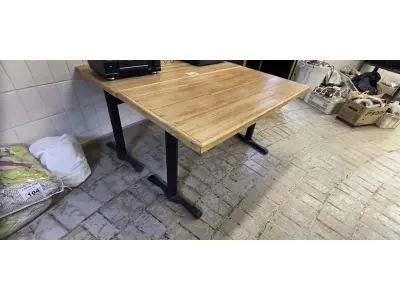 LOTE 027 - 2 MESAS DE 140X70, PÉ DE FERRO E TAMPO DE MADEIRA. (NO ESTADO, NÃO SABEMOS SE FUNCIONA. LEILÃO NÃO TEM GARANTIA E NEM DEVOLUÇÃO).