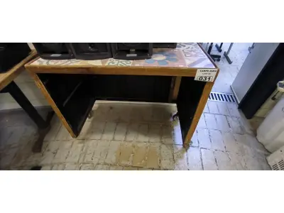 LOTE 031 - BALCÃO DE MADEIRA C/ RODAS E TAMPO CERÂMICA. (NO ESTADO, NÃO SABEMOS SE FUNCIONA. LEILÃO NÃO TEM GARANTIA E NEM DEVOLUÇÃO).
