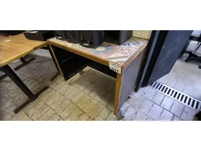 LOTE 031 - BALCÃO DE MADEIRA C/ RODAS E TAMPO CERÂMICA. (NO ESTADO, NÃO SABEMOS SE FUNCIONA. LEILÃO NÃO TEM GARANTIA E NEM DEVOLUÇÃO).