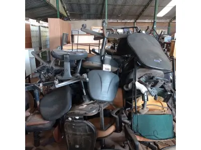 LOTE 386 - 01 LOTE COM GRANDE QUANTIDADE DE CADEIRAS DE ESCRITÓRIO MARCAS E MODELOS DIVERSOS. (NO ESTADO, LEILÃO NÃO TEM GARANTIA E NEM DEVOLUÇÃO, SUJEITO A POSSÍVEIS AVARIAS VISÍVEIS/OCULTAS E/OU AUSÊNCIA DE COMPONENTES).