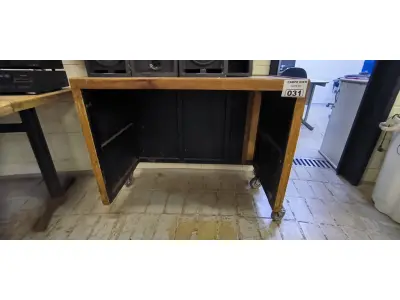 LOTE 031 - BALCÃO DE MADEIRA C/ RODAS E TAMPO CERÂMICA. (NO ESTADO, NÃO SABEMOS SE FUNCIONA. LEILÃO NÃO TEM GARANTIA E NEM DEVOLUÇÃO).