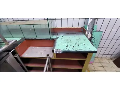 LOTE 019 - QUIOSQUE DE MADEIRA EM GRANIDO E VIDRO 4 LADOS. (NO ESTADO, NÃO SABEMOS SE FUNCIONA. LEILÃO NÃO TEM GARANTIA E NEM DEVOLUÇÃO).