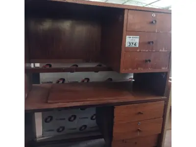 LOTE 374 - 02 MESAS EM MADEIRA COM 03 GAVETAS. (NO ESTADO, LEILÃO NÃO TEM GARANTIA E NEM DEVOLUÇÃO, SUJEITO A POSSÍVEIS AVARIAS VISÍVEIS/OCULTAS E/OU AUSÊNCIA DE COMPONENTES).