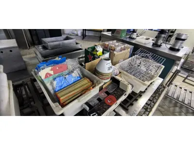 LOTE 076 - DISPLAYS DE MESA EM ACRÍLICO, CESTAS EM INOX, CACHEPÔS DE PAPELÃO, CACHEPOS DE ABAJOUR COM TECIDOS (TAÇA), (NO ESTADO, NÃO SABEMOS SE FUNCIONA. LEILÃO NÃO TEM GARANTIA E NEM DEVOLUÇÃO).