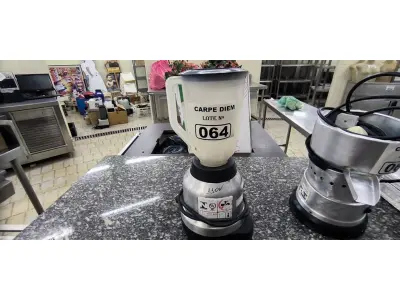 LOTE 064 - LIQUIDIFICADOR 110V INDUSTRIAL PEQUENO. (NO ESTADO, NÃO SABEMOS SE FUNCIONA. LEILÃO NÃO TEM GARANTIA E NEM DEVOLUÇÃO).