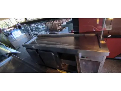 LOTE 152 - BALCÃO REFRIGERADO 3 PORTAS COM PISTA FRIA E CUSPIDEIRA. (NO ESTADO, NÃO SABEMOS SE FUNCIONA. LEILÃO NÃO TEM GARANTIA E NEM DEVOLUÇÃO).