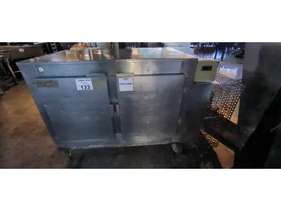 LOTE 133 - BALCÃO REFRIGERADO DUAS PORTAS. (NO ESTADO, NÃO SABEMOS SE FUNCIONA. LEILÃO NÃO TEM GARANTIA E NEM DEVOLUÇÃO).