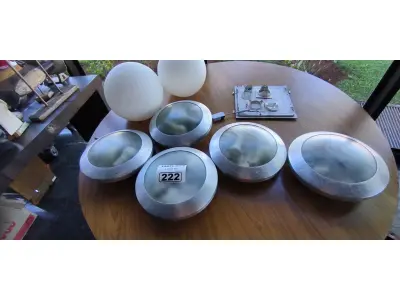 LOTE 222 - LUMINÁRIAS DIVERSAS (BOLA E QUADRADO). (NO ESTADO, NÃO SABEMOS SE FUNCIONA. LEILÃO NÃO TEM GARANTIA E NEM DEVOLUÇÃO).