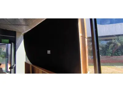 LOTE 116 - PALCO DE MADEIRA COM CARPETE MOTÁVEL COM 4 PARTES. (NO ESTADO, NÃO SABEMOS SE FUNCIONA. LEILÃO NÃO TEM GARANTIA E NEM DEVOLUÇÃO).