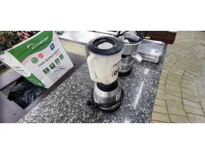 LOTE 064 - LIQUIDIFICADOR 110V INDUSTRIAL PEQUENO. (NO ESTADO, NÃO SABEMOS SE FUNCIONA. LEILÃO NÃO TEM GARANTIA E NEM DEVOLUÇÃO).