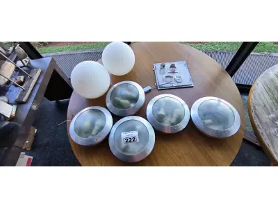 LOTE 222 - LUMINÁRIAS DIVERSAS (BOLA E QUADRADO). (NO ESTADO, NÃO SABEMOS SE FUNCIONA. LEILÃO NÃO TEM GARANTIA E NEM DEVOLUÇÃO).