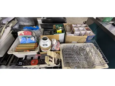 LOTE 076 - DISPLAYS DE MESA EM ACRÍLICO, CESTAS EM INOX, CACHEPÔS DE PAPELÃO, CACHEPOS DE ABAJOUR COM TECIDOS (TAÇA), (NO ESTADO, NÃO SABEMOS SE FUNCIONA. LEILÃO NÃO TEM GARANTIA E NEM DEVOLUÇÃO).