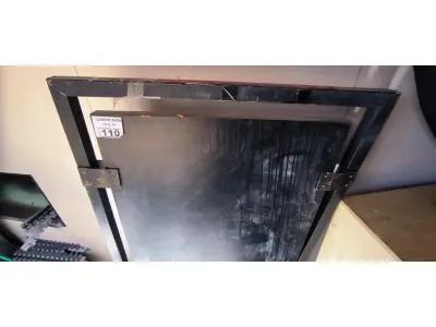 LOTE 110 - QUADRO NEGRO C/ RODAS. (NO ESTADO, NÃO SABEMOS SE FUNCIONA. LEILÃO NÃO TEM GARANTIA E NEM DEVOLUÇÃO).