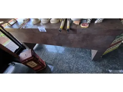 LOTE 233 - BALCÃO DE MADEIRA E RODINHAS. (NO ESTADO, NÃO SABEMOS SE FUNCIONA. LEILÃO NÃO TEM GARANTIA E NEM DEVOLUÇÃO).