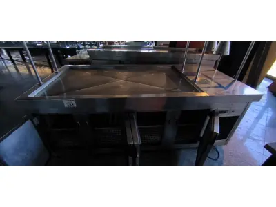 LOTE 151 - BALCÃO REFRIGERADO 4 PORTAS COM PISTA FRIA E CUSPIDEIRA E LÂMPADAS DE AQUECIMENTO. (NO ESTADO, NÃO SABEMOS SE FUNCIONA. LEILÃO NÃO TEM GARANTIA E NEM DEVOLUÇÃO).