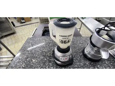 LOTE 064 - LIQUIDIFICADOR 110V INDUSTRIAL PEQUENO. (NO ESTADO, NÃO SABEMOS SE FUNCIONA. LEILÃO NÃO TEM GARANTIA E NEM DEVOLUÇÃO).