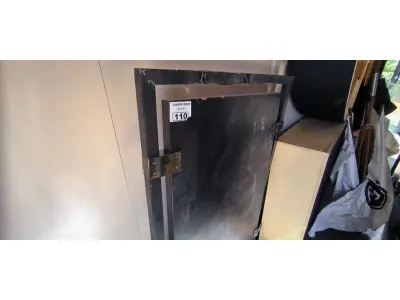 LOTE 110 - QUADRO NEGRO C/ RODAS. (NO ESTADO, NÃO SABEMOS SE FUNCIONA. LEILÃO NÃO TEM GARANTIA E NEM DEVOLUÇÃO).