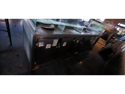 LOTE 158 - BALCÃO REFRIGERADO 6 PORTAS COM PISTA FRIA E SALADEIRA. (NO ESTADO, NÃO SABEMOS SE FUNCIONA. LEILÃO NÃO TEM GARANTIA E NEM DEVOLUÇÃO).