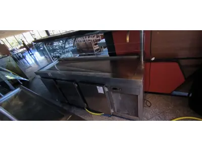 LOTE 152 - BALCÃO REFRIGERADO 3 PORTAS COM PISTA FRIA E CUSPIDEIRA. (NO ESTADO, NÃO SABEMOS SE FUNCIONA. LEILÃO NÃO TEM GARANTIA E NEM DEVOLUÇÃO).