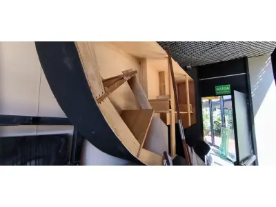 LOTE 116 - PALCO DE MADEIRA COM CARPETE MOTÁVEL COM 4 PARTES. (NO ESTADO, NÃO SABEMOS SE FUNCIONA. LEILÃO NÃO TEM GARANTIA E NEM DEVOLUÇÃO).