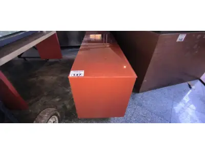 LOTE 147 - BALCÃO EM MADEIRA VIDRO E RODINHAS. (NO ESTADO, NÃO SABEMOS SE FUNCIONA. LEILÃO NÃO TEM GARANTIA E NEM DEVOLUÇÃO).