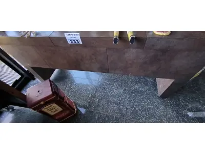 LOTE 233 - BALCÃO DE MADEIRA E RODINHAS. (NO ESTADO, NÃO SABEMOS SE FUNCIONA. LEILÃO NÃO TEM GARANTIA E NEM DEVOLUÇÃO).
