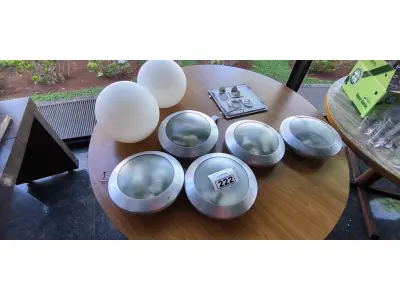 LOTE 222 - LUMINÁRIAS DIVERSAS (BOLA E QUADRADO). (NO ESTADO, NÃO SABEMOS SE FUNCIONA. LEILÃO NÃO TEM GARANTIA E NEM DEVOLUÇÃO).