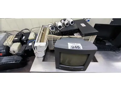 LOTE 046 - 01 EQUIPAMENTO DVR, 01 SUITE, TELEFONES, 04 CAMERAS, CALCULADORAS, 02 LÂMPADAS DE MOSQUITO. (NO ESTADO, NÃO SABEMOS SE FUNCIONA. LEILÃO NÃO TEM GARANTIA E NEM DEVOLUÇÃO).