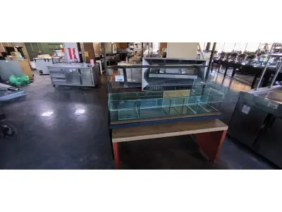 LOTE 148 - EXPOSITOR DE SALADA COM VIDRO E MADEIRA. (NO ESTADO, NÃO SABEMOS SE FUNCIONA. LEILÃO NÃO TEM GARANTIA E NEM DEVOLUÇÃO).