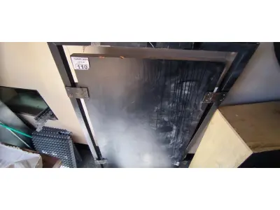 LOTE 110 - QUADRO NEGRO C/ RODAS. (NO ESTADO, NÃO SABEMOS SE FUNCIONA. LEILÃO NÃO TEM GARANTIA E NEM DEVOLUÇÃO).