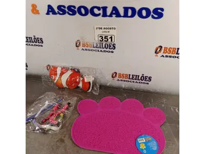 LOTE 351 - 01 LOTE COM COLEIRAS AJUSTÁVEIS E BRINQUEDOS PARA GATOS E 01 TAPETE. (NOVO) (NO ESTADO) ATENÇÃO! FAZER A VISITAÇÃO ANTES DE ARREMATAR, NÃO SABEMOS SE FUNCIONA. LEILÃO NÃO TEM GARANTIA E NEM DEVOLUÇÃO, SUJEITO A POSSÍVEIS AVARIAS VISÍVEIS/OCULTAS E/OU AUSÊNCIA DE COMPONENTES.