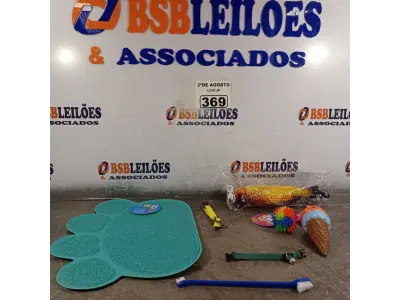 LOTE 369 - 01 LOTE COM COLEIRAS AJUSTÁVEIS E BRINQUEDOS PARA GATOS E 01 TAPETE. (NOVO) (NO ESTADO) ATENÇÃO! FAZER A VISITAÇÃO ANTES DE ARREMATAR, NÃO SABEMOS SE FUNCIONA. LEILÃO NÃO TEM GARANTIA E NEM DEVOLUÇÃO, SUJEITO A POSSÍVEIS AVARIAS VISÍVEIS/OCULTAS E/OU AUSÊNCIA DE COMPONENTES.