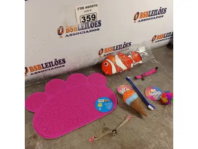 LOTE 359 - 01 LOTE COM 01 COLEIRA AJUSTÁVEL E BRINQUEDOS PARA GATOS E 01 TAPETE. (NOVO) (NO ESTADO) ATENÇÃO! FAZER A VISITAÇÃO ANTES DE ARREMATAR, NÃO SABEMOS SE FUNCIONA. LEILÃO NÃO TEM GARANTIA E NEM DEVOLUÇÃO, SUJEITO A POSSÍVEIS AVARIAS VISÍVEIS/OCULTAS E/OU AUSÊNCIA DE COMPONENTES.